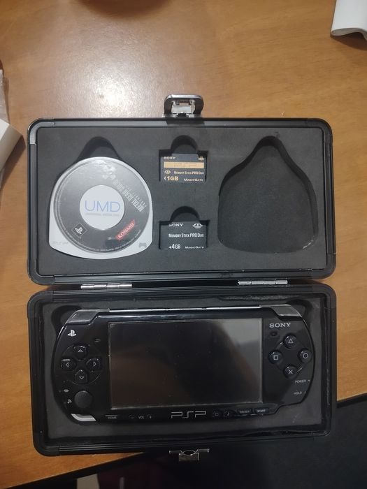 Sony PSP 2000 + Metal gear solid portable ops plus