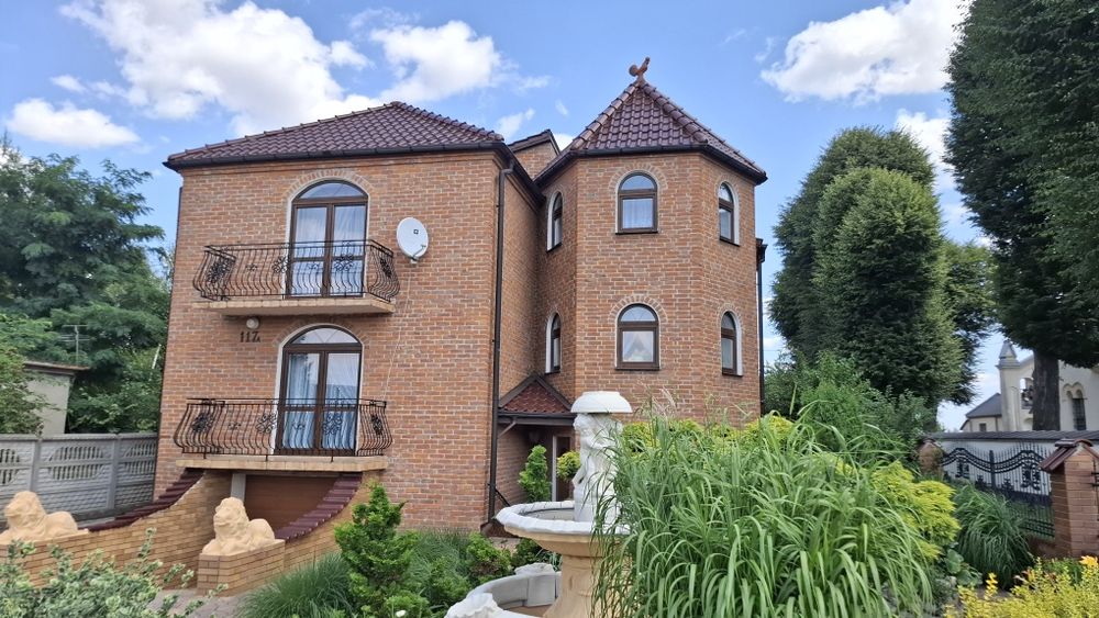 Dom mieszkalny z wieżą.