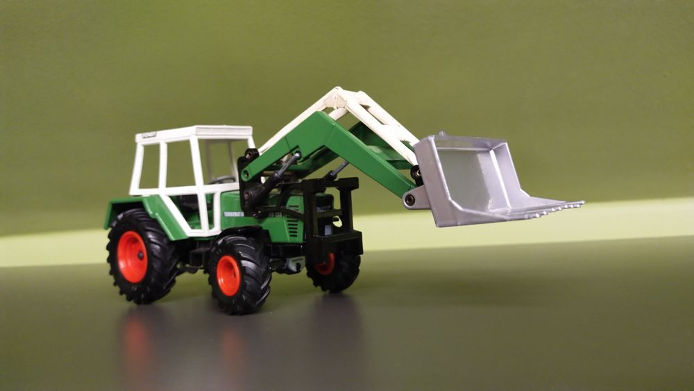 Siku traktor Fendt z ładowaczem 1 32
