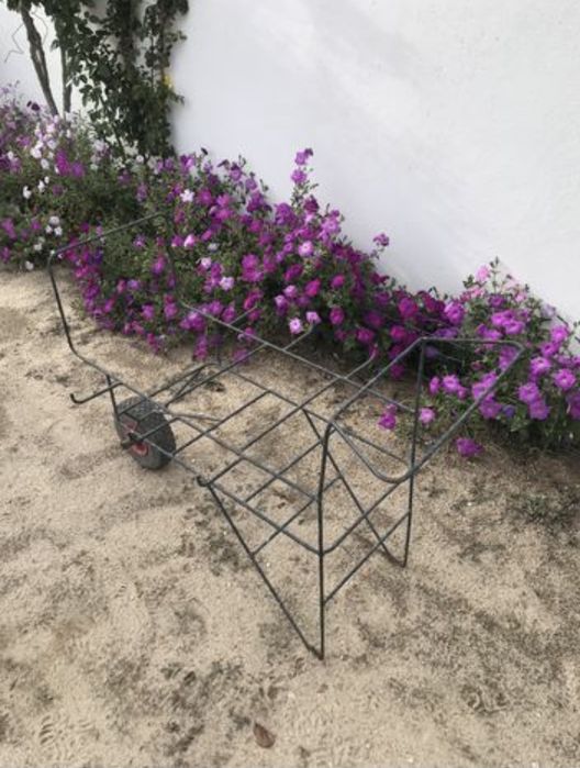 Carrinho de mão para caixas e tabuleiros.