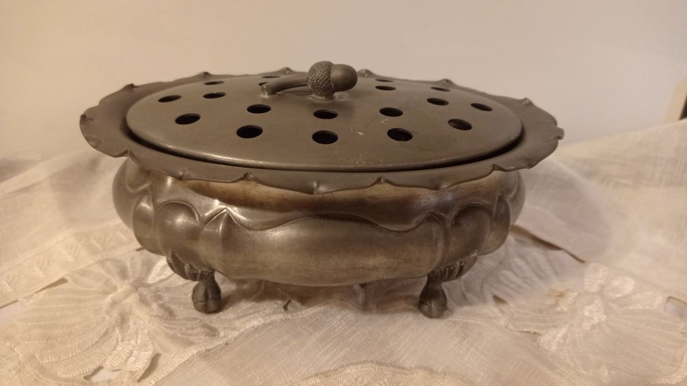 Stary cynowy pojemnik