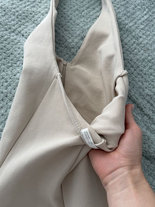 Шикарний бежевий комбінезон по фігурі Zara