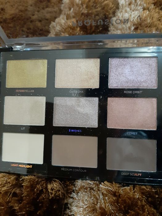 Paleta cieni brązerów I rozświetlaczy