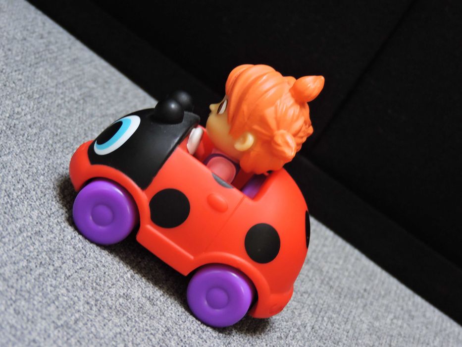 CoComelon Figurka samochodzik biedroneczka