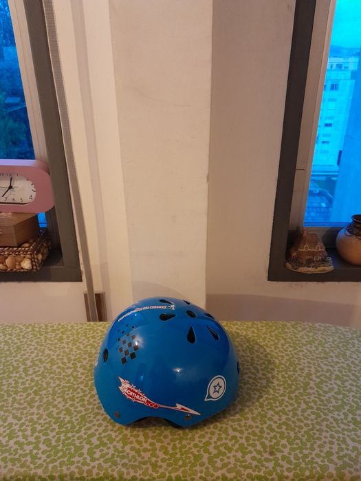 Vendo Capacete DECATHLON para Criança muito bonito como novo