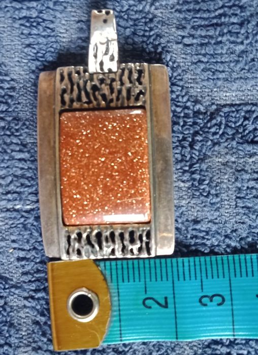 Srebrna zawieszka z piaskiem pustyni