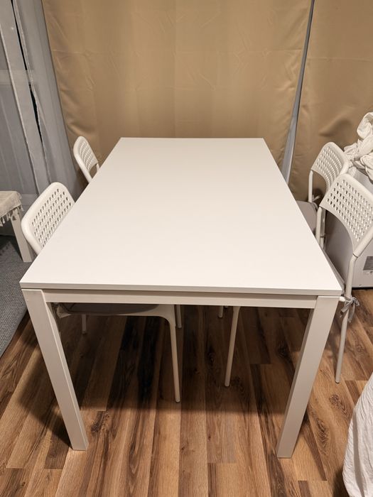 Biały stół Ikea i 4 krzesła