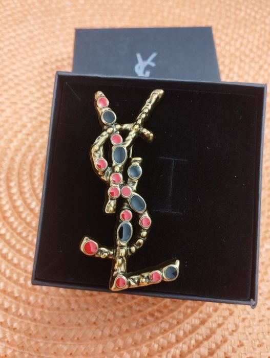 Używana broszka YSL Saint Laurent Paris w kolorze złotym z kamieniami