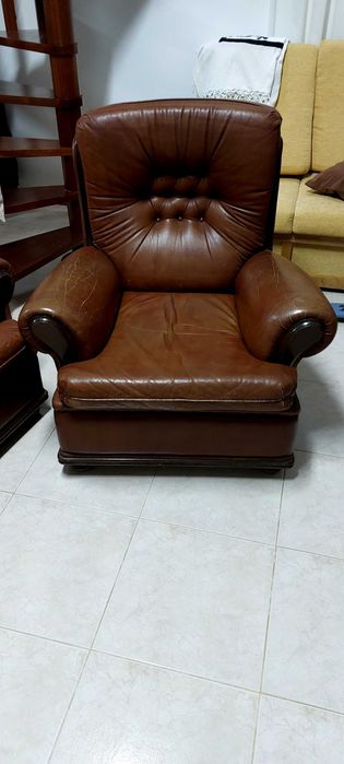 Sofá 3 lugares + 2 poltronas em cabedal