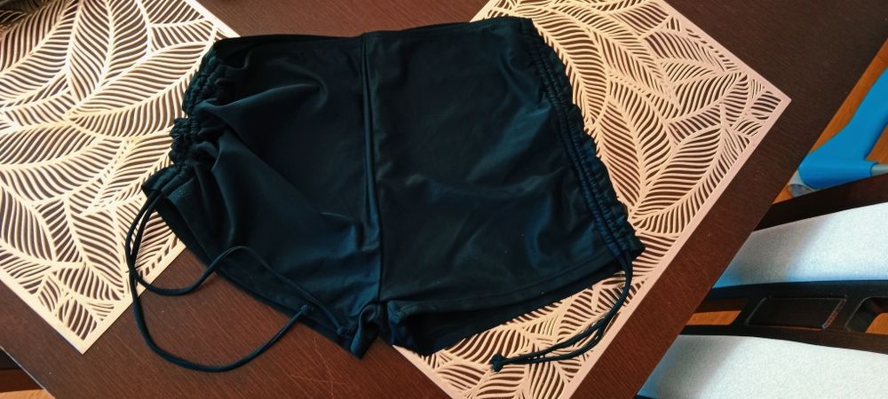 Nowe spodenki marszczone po bokach .