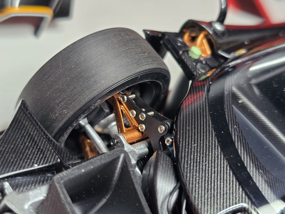 LCD Pagani Huayra R 1/18
