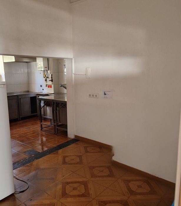 Aluga-se loja com cozinha  em Caselas / Belém