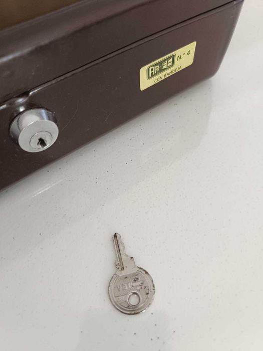 Cofre (298x239x88mm - Aço) - COMO NOVO