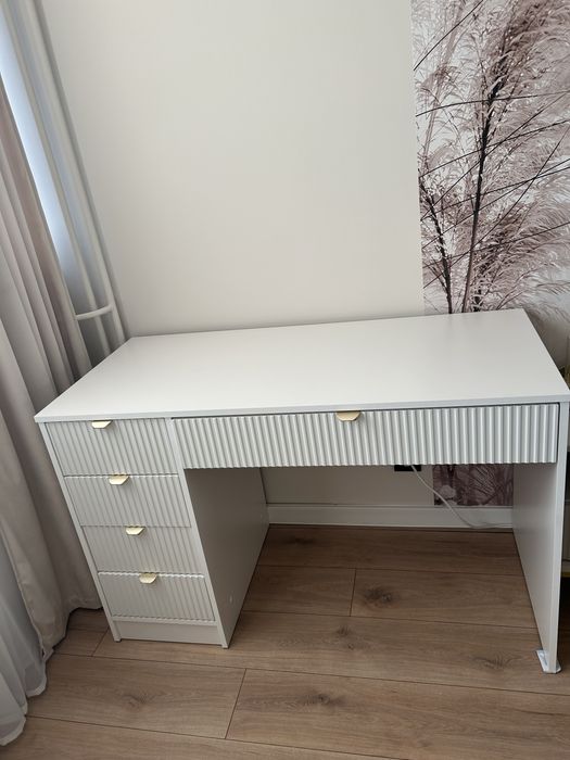 Biurko z szufladami biała toaleta ryflowana