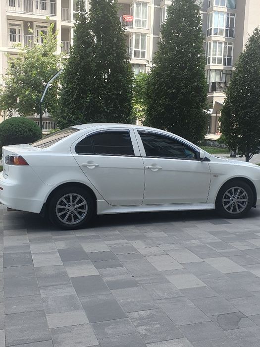 Продам автомобиль митцубисХ10 в хорошем состоянии делать не нужно ниче