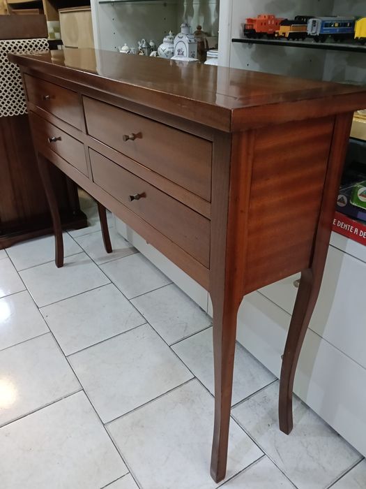 Móvel  /  Consola