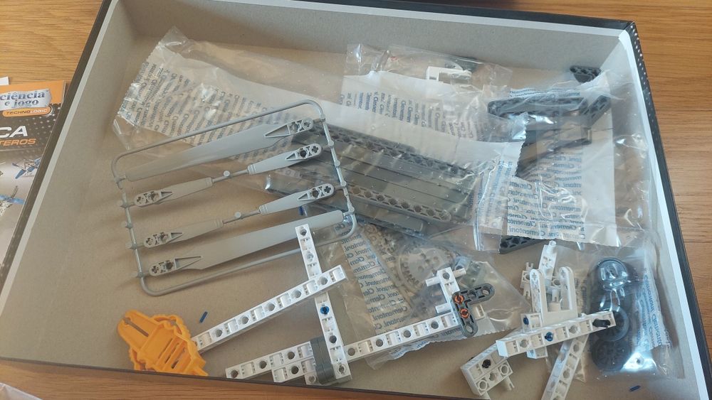 Laboratório de Mecânica Aviões e Helicópteros - Clementoni (8+)