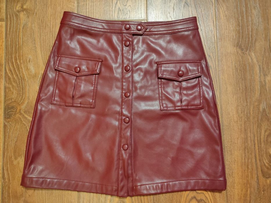 Кожаная бордовая юбка на кнопках с накладными карманами