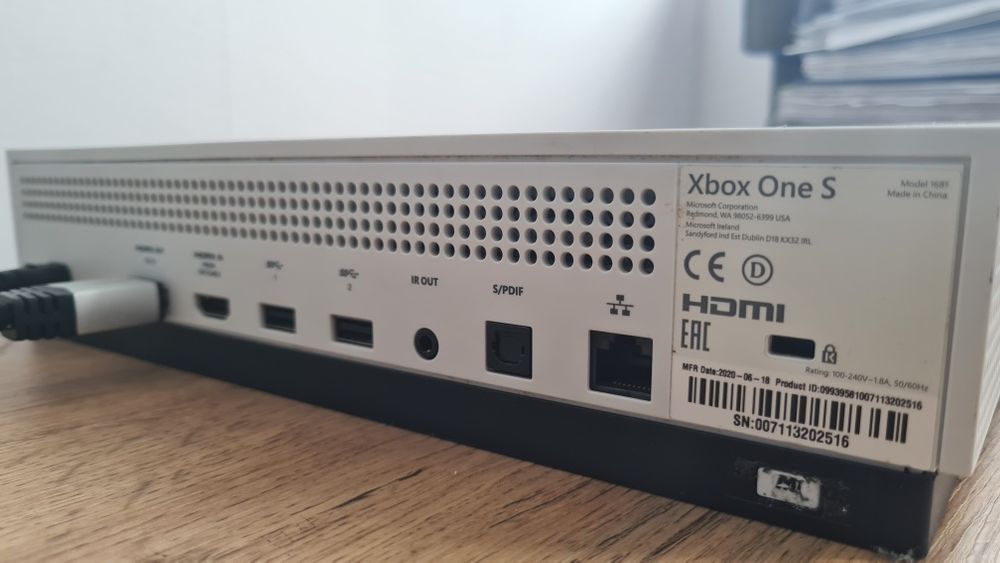 XBOX ONE S 1TB - 3x gry, 1x pad,