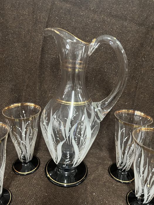 Jarra antiga com copos