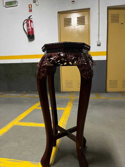 Banco trabalhado com assento imitar pedra
