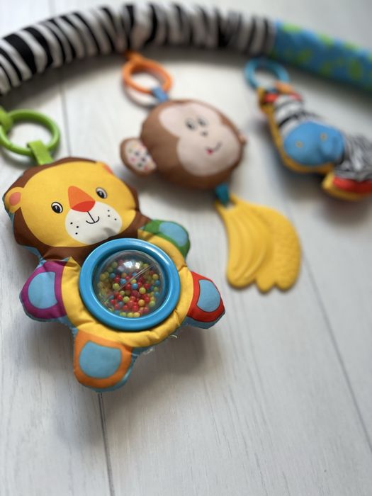 Дуга на коляску, арка з іграшками