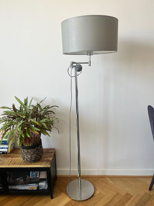 Funkcjonalna lampa stojąca z abażurem chromowana