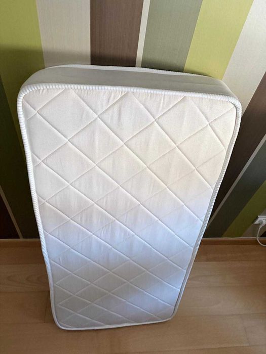Berço branco e colchão