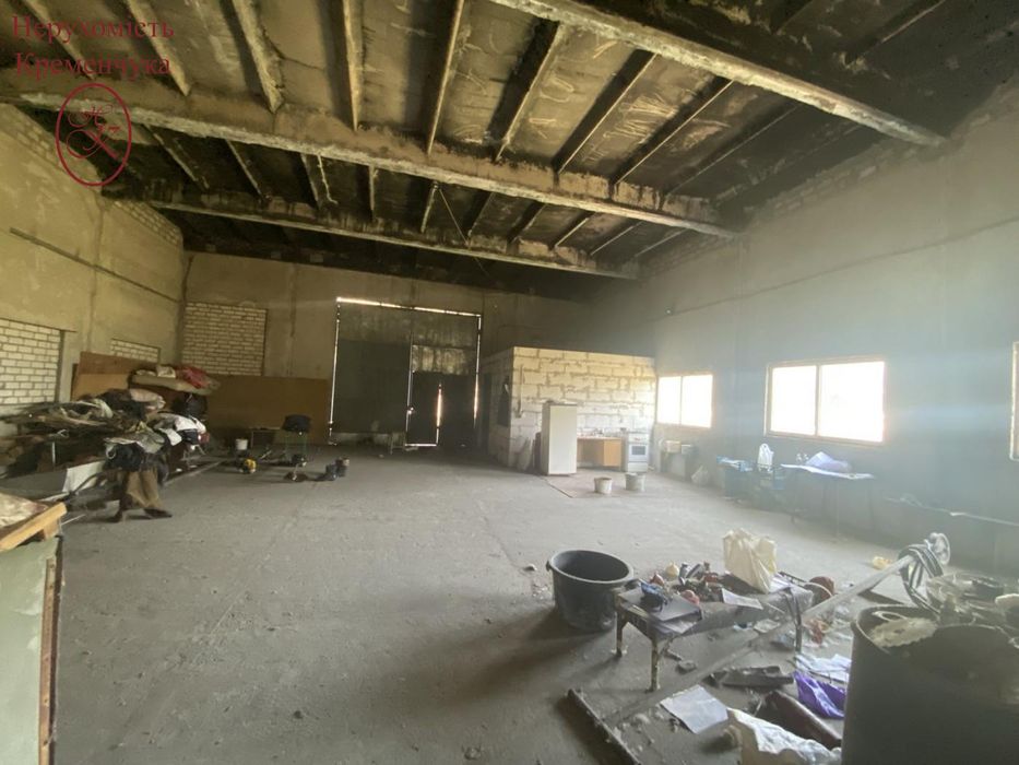 Продаж територіі 0,5 га з ангаром та складами.