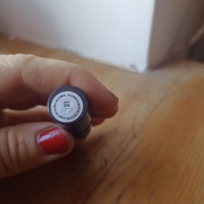 Помада матовая Mac Diva