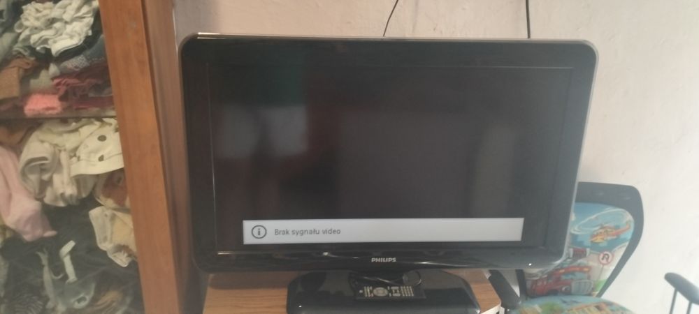 Telewizor Philips z pilotem