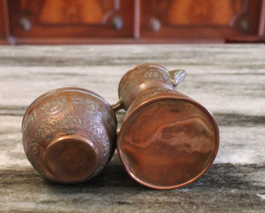 Dallah / chaleira/ cafeteira de cobre decorada com padrões ornamentais