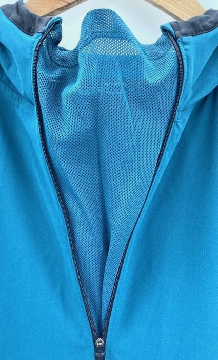 Жіноча куртка M  Under Armour, легка, синя, вітровка HeatGear для бігу