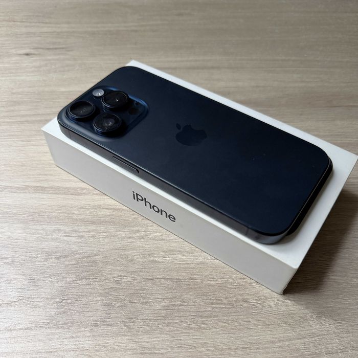 iPhone 15 Pro 256GB Tytan Niebieski + Akcesoria (Spigen)