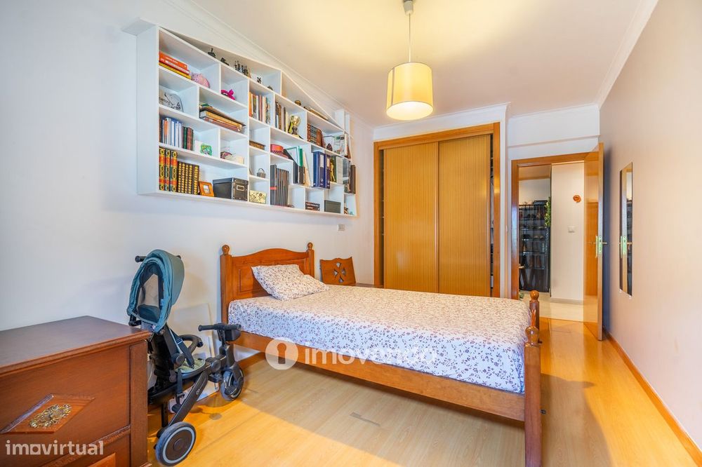 Apartamento T2 com estacionamento e terraço, em Vialonga
