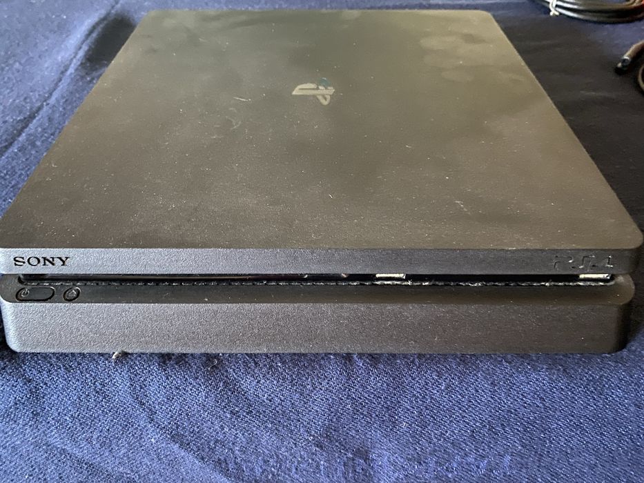 PS4 Excelente estado com 2 comandos