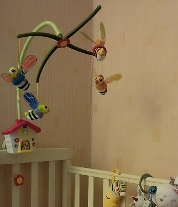 Продам мобіль Chicco  пчелиний домік механічний