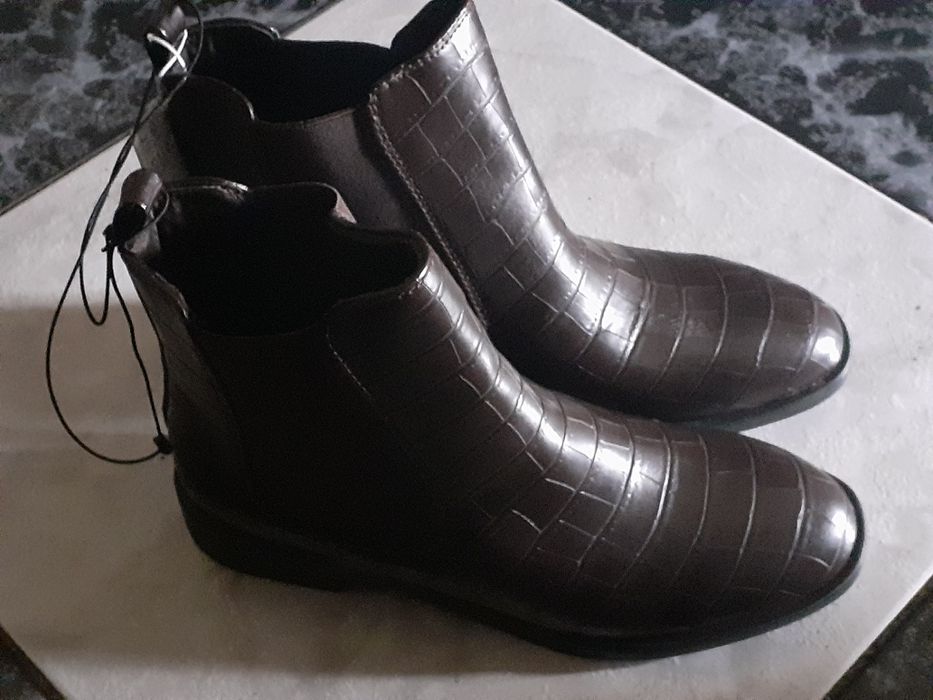 Botas castanhas novas c/etiqueta Lefties tamanho 37