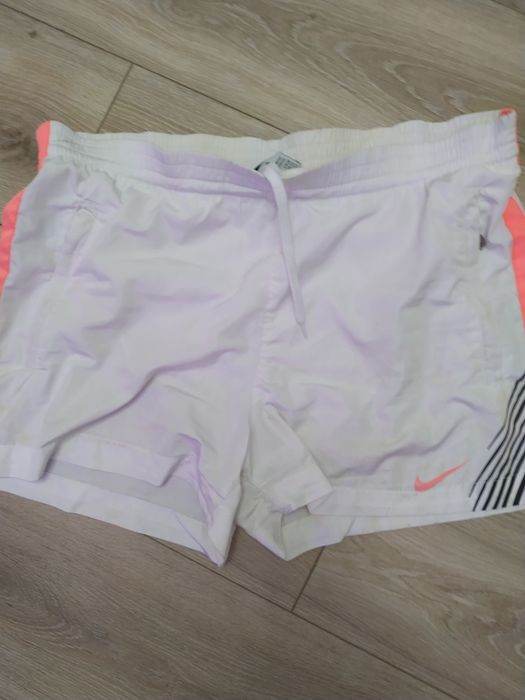 Шорты женские  р. М-Л спортивные Nike