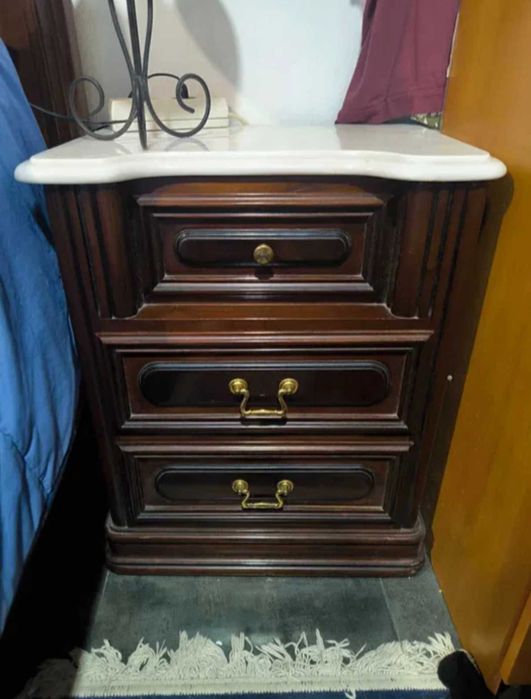 Cama de casal e mesas de cabeceira