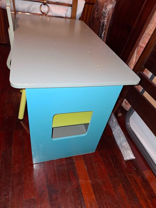 Mesa e cadeira infantis – Coloridas