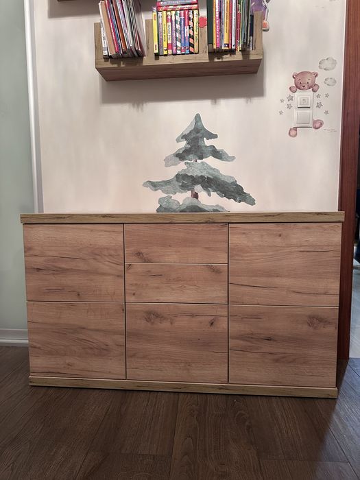 Komoda w kolorze drewna
