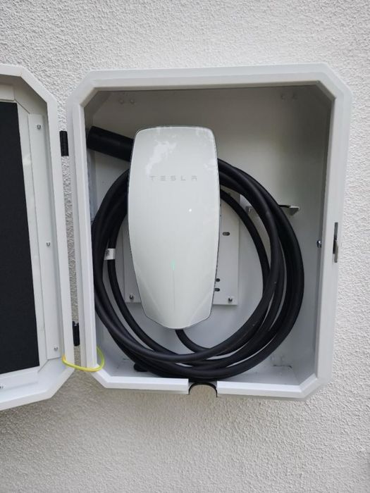 Instalacja stacji ładowania samochodów elektrycznych EV, Wallbox, ABB, Schneider, Tesla.
