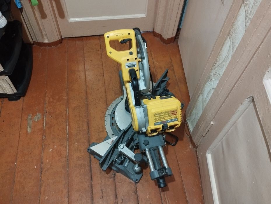 Инструмент Dewalt продам