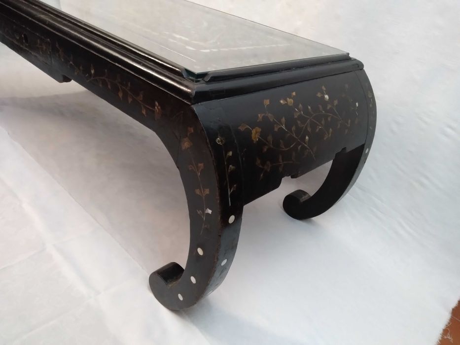 Mesa de centro oriental com aplicação de madrepérola