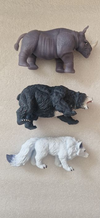 Іграшки: стретч-іграшки ведмідь, вовк, носоріг.