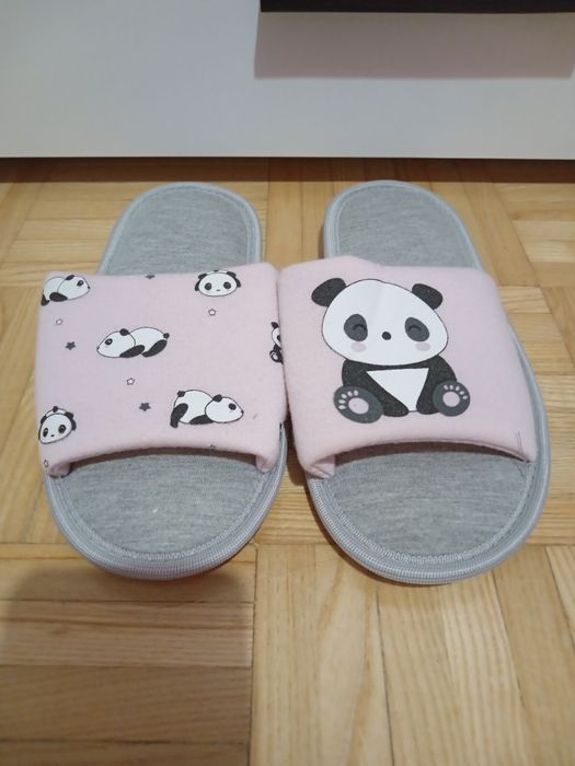 Klapki z Puscheenem i kapcie z pandą r.37