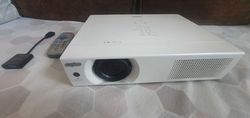Profesjonalny Projektor Sanyo PLC-XU116