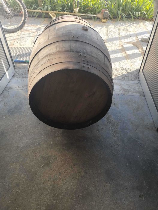 Pipas em Madeira de Castanho (Várias Capacidades: 100L, 125L e 250L)