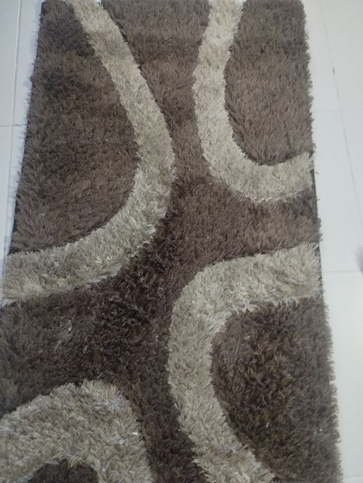 Trio de tapetes castanhos